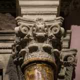 ...sino al broccato di Spagna e il bianco di Carrara delle colonnine con capitelli corinzi